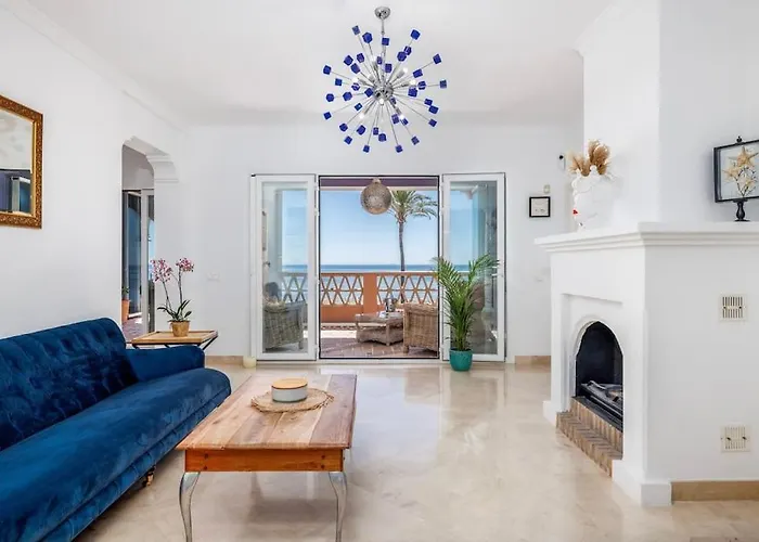 Spacious Seaside Retreat - La Perla Del Mar