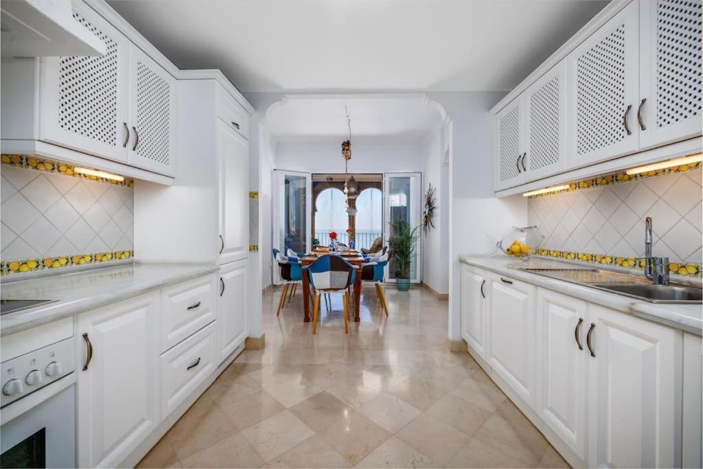 Spacious Seaside Retreat - La Perla Del Mar Appartamento